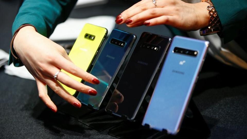 A Samsung employee arranges the new Samsung Galaxy S10e, S10, S10+ and the Samsung Galaxy S10 5G smartphones at a press event in London, Britain February 20, 2019.