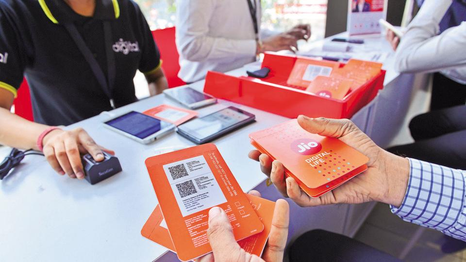 06 September 2016, Mumbai : Customers buying Reliance Jio sims at a Reliance Digital centre in Mumbai . Photo By Aniruddha Chowdhury/Mint