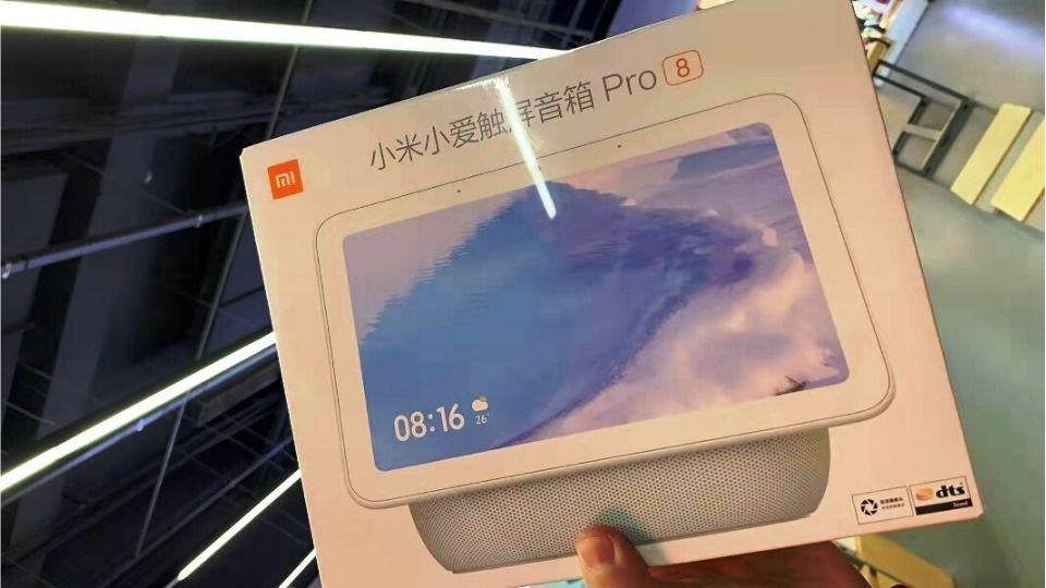 Retail packaging of Xiaomi’s smart display.