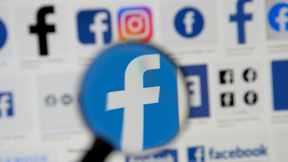 Facebook hiring community reviewers to help fact checkers
