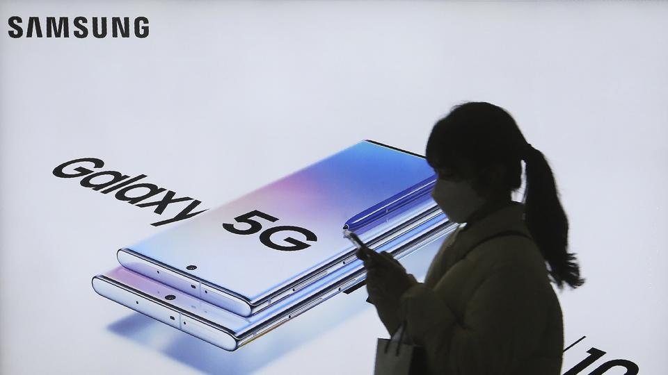 Samsung Electronics Co. said Thursday its operating profit for the last quarter fell 33.7% from a year earlier but it predicted earnings will improve in 2020.