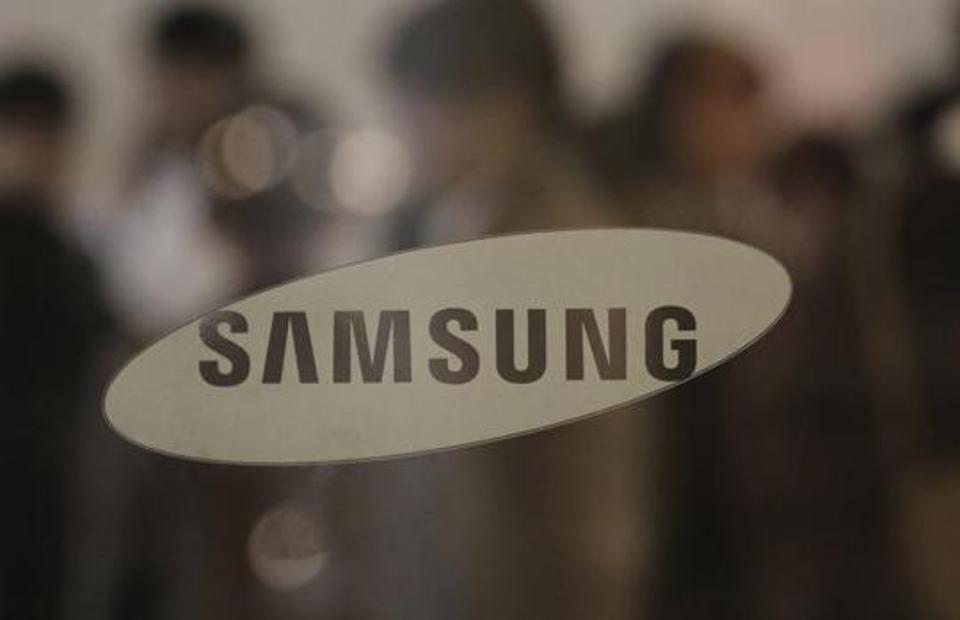 Samsung Electronics has  “strongly advised” its employees to work from home in a memo on Monday, escalating its response to the coronavirus pandemic.