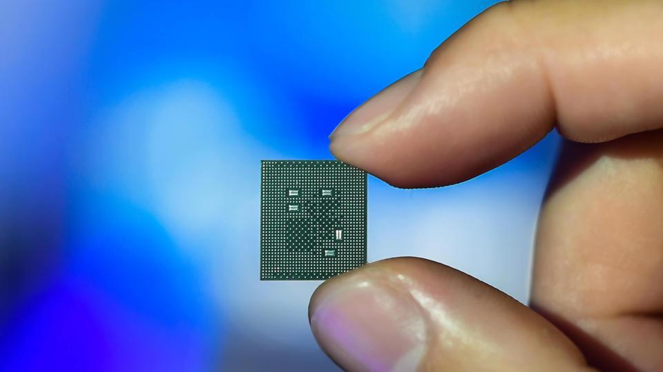 Qualcomm Said that more than 70 smartphones that have been announced or are still in development will be powered by the 5G-enabled Snapdragon 865 SoC. Qualcomm Said that more than 70 smartphones that have been announced or are still in development will be powered by the 5G-enabled Snapdragon 865 SoC.