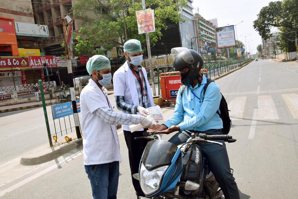 Patna-March.24,2020-Health workers are giving drops of hand sanitizers to people at Dak Bungalow in Patna during the lockdown amid the Coronavirus Pandemic. Bihar India on Tuesday March 24,2020.(Photo Santosh Kumar/Hindustan Times)
