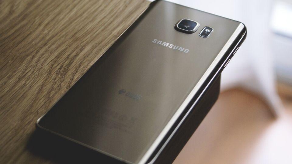 Samsung’s upcoming smartphone is leaked to feature a pop-up camera.