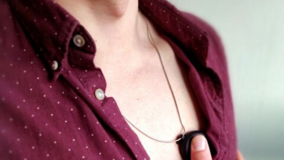 To measure their heart rhythm, users start an application on their smartphone then place the necklace pendant between the palms of their hands or between the palm and the chest for 30 seconds.