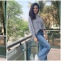 <p>కరిష్మా ఫ్యాషన్ ప్రియులను ఎప్పుడూ తన అందాలతో ఖుషీ చేస్తూనే ఉంటుంది. సరికొత్త డిజైన్డ్ వస్త్రాల్లో మెరిసి ఆకట్టుకుంటుంది. తాజాగా విభిన్న వింటర్ లుక్‌లో దర్శనమిచ్చింది. ముంబయిలో తన బాల్కనీలో నిలుచుని ఫొటోషూట్‌కు పోజులిచ్చింది.</p>