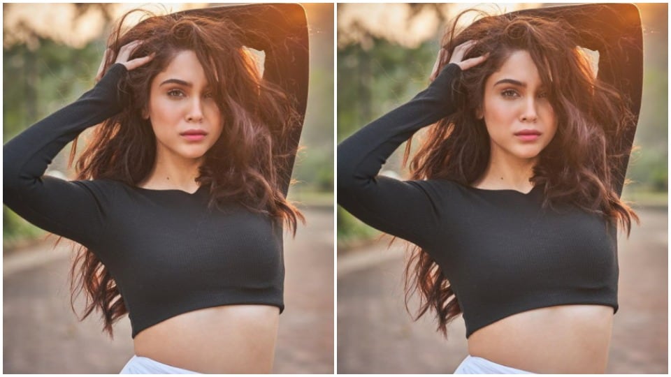 ఫుల్-స్లీవ్‌ బ్లాక్ టాప్‌‌.. వైట్ లోయర్‌‌లో మైమిరిపించే చూపులతో మరింత అందంగా కనిపించింది.