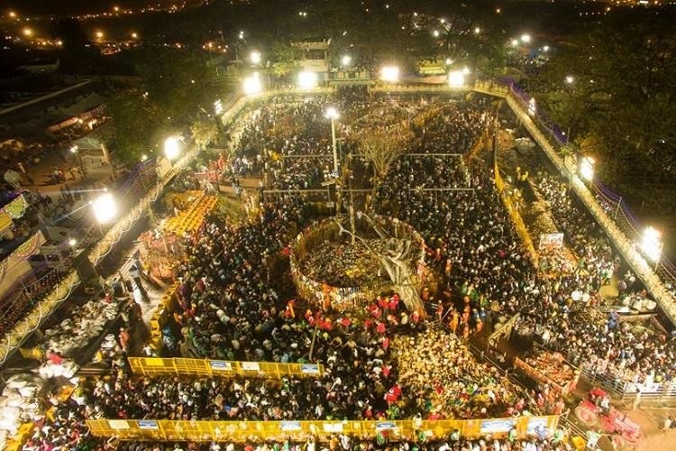 Medaram Jatara | వనదేవతలు కొలువుదీరడంతో మేడారం భక్తజనసంద్రంతో నిండిపోయింది. లక్షలాది భక్తుల జయజయ ధ్వానాలతో మేడారం మారుమోగుతోంది.