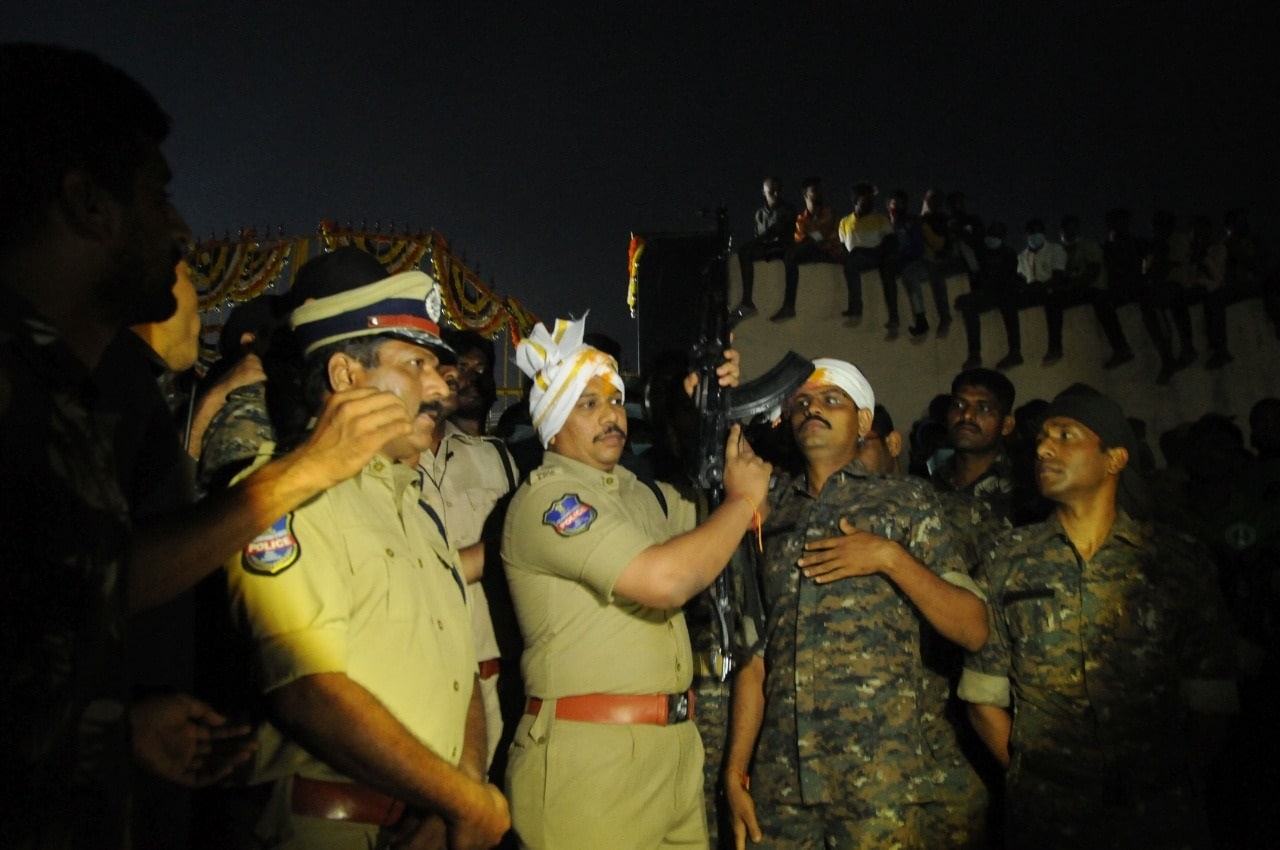 చిలకలగుట్ట నుంచి సమక్క రాక సందర్భంగా ములుగు జిల్లా కలెక్టర్ కృష్ణ ఆదిత్య ఆమెకు స్వాగతం పలికారు. జిల్లా పోలీసు సూపరింటెండెంట్ సంగ్రామ్‌సింగ్ పాటిల్ సమ్మక్క అమ్మ రాకను సూచిస్తూ AK-47 తో గాలిలోకి 2 రౌండ్లు కాల్పులు జరిపి సమ్మక్కకు గౌరవ వందనం సమర్పించారు.