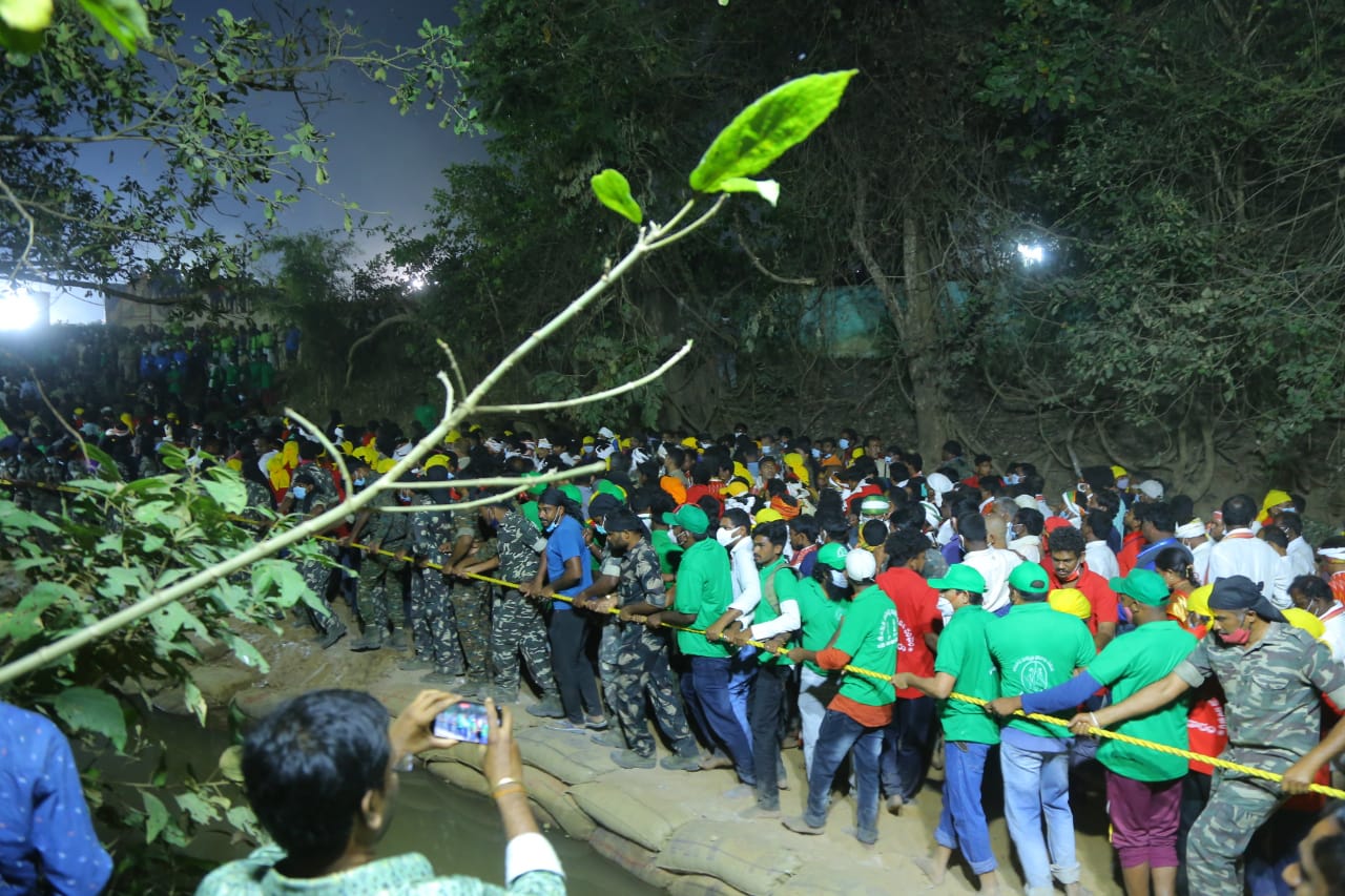 Medaram Jatara | భక్తుల తాకిడి అడ్డుకునేలా వందల మంది పోలీసులు, వాలంటీర్లతో భారీ బందోబస్తు నడుమ సమ్మక్క ఊరేగింపు