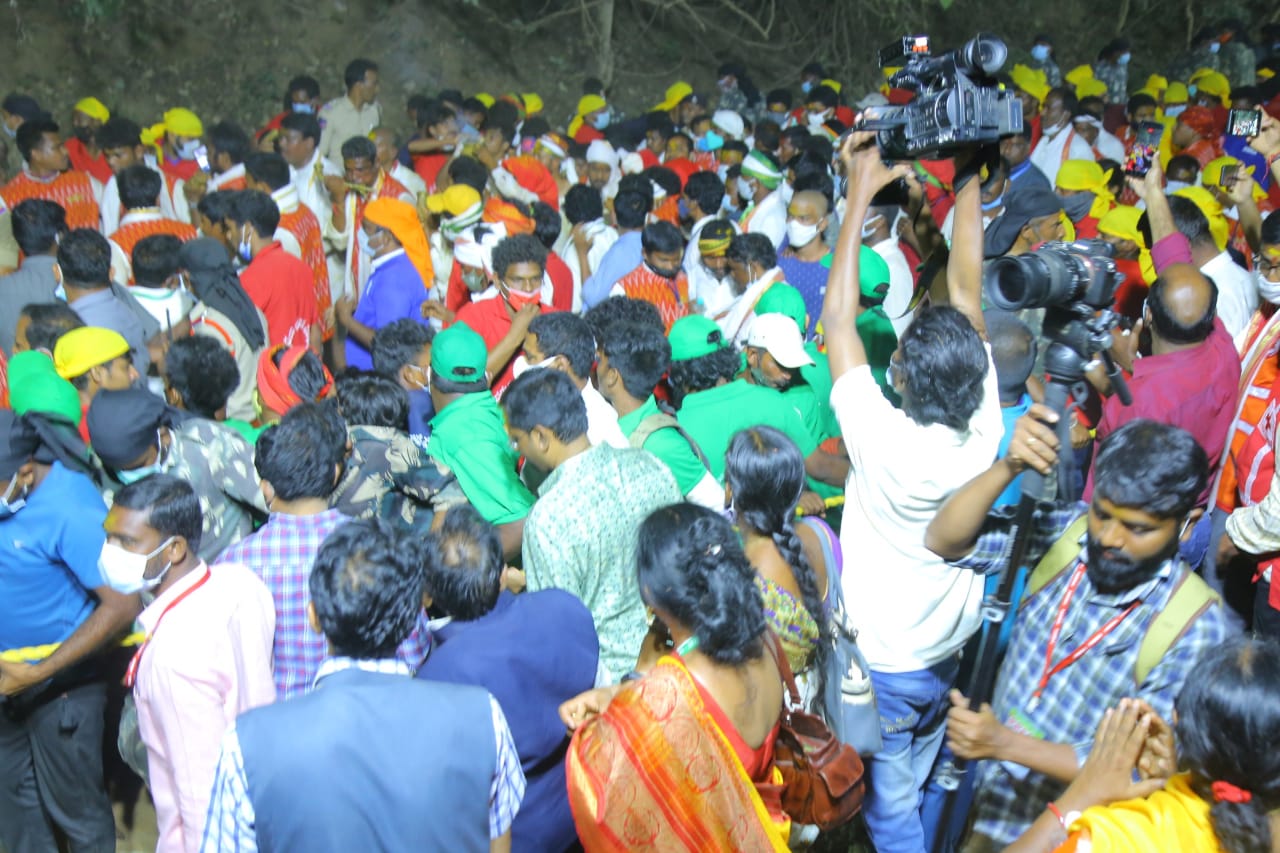 Medaram Jatara | కుంకుమ భరిణ రూపంలో ఉన్న సమ్మక్కను తోలుకొస్తున్న పూజరులను తాకితే అమ్మవారు అనుగ్రహిస్తారని భక్తుల నమ్మకం.