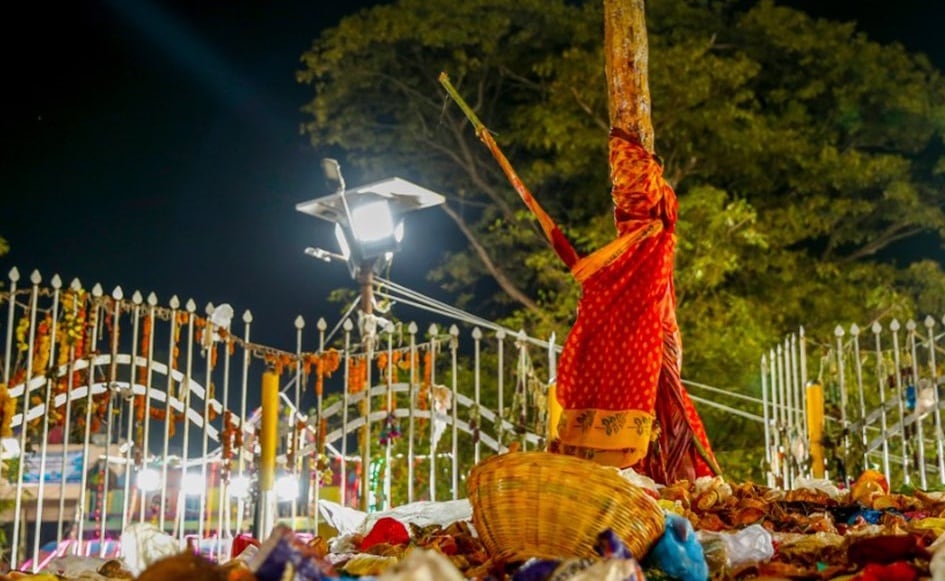 Medaram Jatara | భక్తుల దర్శనార్థం మేడారం గద్దెలపై కొలువుదీరిన సమ్మక్క - సారలమ్మలు. భక్తజనం తన్వయత్వంతో మురిసిపోయి, తమ ఆరాధ్య దైవాలకు నిలువెత్తు బంగారం సమర్పించుకుంటున్నారు. అమ్మవార్లకు తమ మొక్కులు చెల్లించుకుంటున్నారు.
