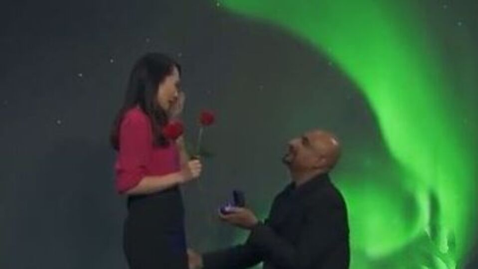 టీవీ షో మధ్యలో ప్రపోజ్ చేసిన బాయ్ ఫ్రెండ్ .. యాంకర్ పరిస్థితి(02)