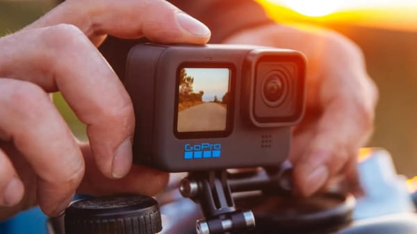 GoPro HERO10 GP2 ఇంజిన్‌తో వస్తుంది, ఇది మెరుగైన పనితీరును అందిస్తుంది. రెస్పాన్సివ్ టచ్ కంట్రోల్ ఉంటుంది. మృదువైన ఫుటేజ్ కోసం ఫ్రేమ్ రేట్‌ను రెట్టింపు చేస్తుంది. ఇది తక్కువ వెలుతురు ఉన్నప్పుడు కూడా అన్ని డీటైల్స్‌తో యాక్చువల్ కలర్ టోన్‌, రిచ్ కాంట్రాస్ట్‌తో షాట్‌ తీసుకుంటుంది. వాటర్-షెడ్డింగ్ హైడ్రోఫోబిక్ లెన్స్ కవర్‌ను కూడా కలిగి ఉంది. అసలు ధర రూ. 54,500, మీరు దీన్ని సేల్‌లో రూ. 49,949లకే కొనుగోలు చేయొచ్చు.