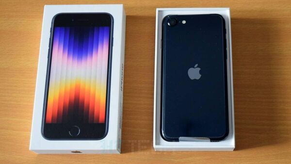 iPhone SE 3 - Apple తన తాజా ఎంట్రీ-లెవల్ iPhone SE 3ని విడుదల చేసింది, ఇది IP67 రేటింగ్‌తో వస్తుంది, అంటే ఇది ధూళికి నిరోధకతను కలిగి ఉండటమే కాకుండా 30 నిమిషాల పాటు 1 మీటర్ లోతు నీటిలో ముంచినా కూడా దెబ్బతినదు. స్మార్ట్‌ఫోన్ ప్రారంభ ధర రూ. 43,900, అయితే మీరు Apple యొక్క ట్రేడ్-ఇన్ ఆఫర్‌లను ఉపయోగించడం ద్వారా చౌకగా పొందవచ్చు.