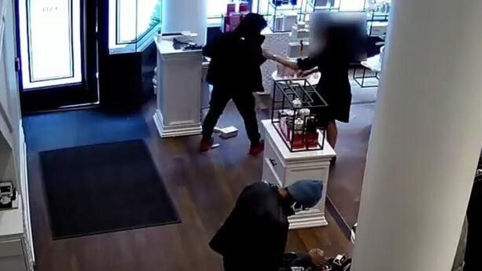 Viral దొంగలకే చుక్కలు చూపించిన మహిళ..!brave woman confronts 3 masked