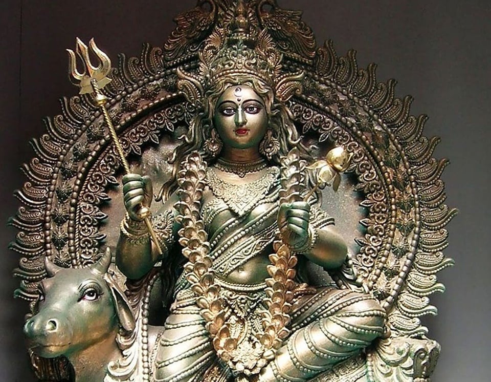 దేవత శైలపుత్రిని.. భవాని, పార్వతి లేదా హేమవతి అని కూడా పిలుస్తారు, శైలపుత్రి దేవి దుర్గా దేవి మొదటి అభివ్యక్తి. ఆమె ఒక ఎద్దును స్వారీ చేస్తుంది. ఒక చేతిలో త్రిశూలం, మరొక చేతిలో కమలం పట్టుకుని భక్తులకు దర్శనమిస్తుంది.