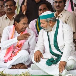 <p>ధర్నా వేదికపై రాకేష్ టికాయత్‌తో మాట్లాడుతున్న ముఖ్యమంత్రి కేసీఆర్</p>