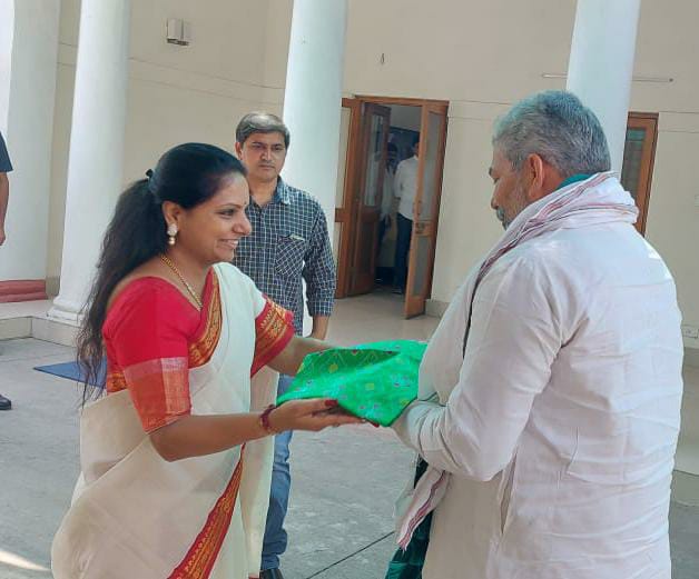 వరి ధాన్యం కొనుగోలు అంశంలో తెలంగాణ రైతుల పక్షాన టీఆర్ఎస్ ప్రజా ప్రతినిధులు చేస్తున్న నిరసన దీక్ష కు సంఘీభావం తెలియజేయడానికి విచ్చేసిన రైతు నేత రాకేష్ తికాయత్‌కు స్వాగతం పలికిన ఎమ్మెల్సీ కవిత