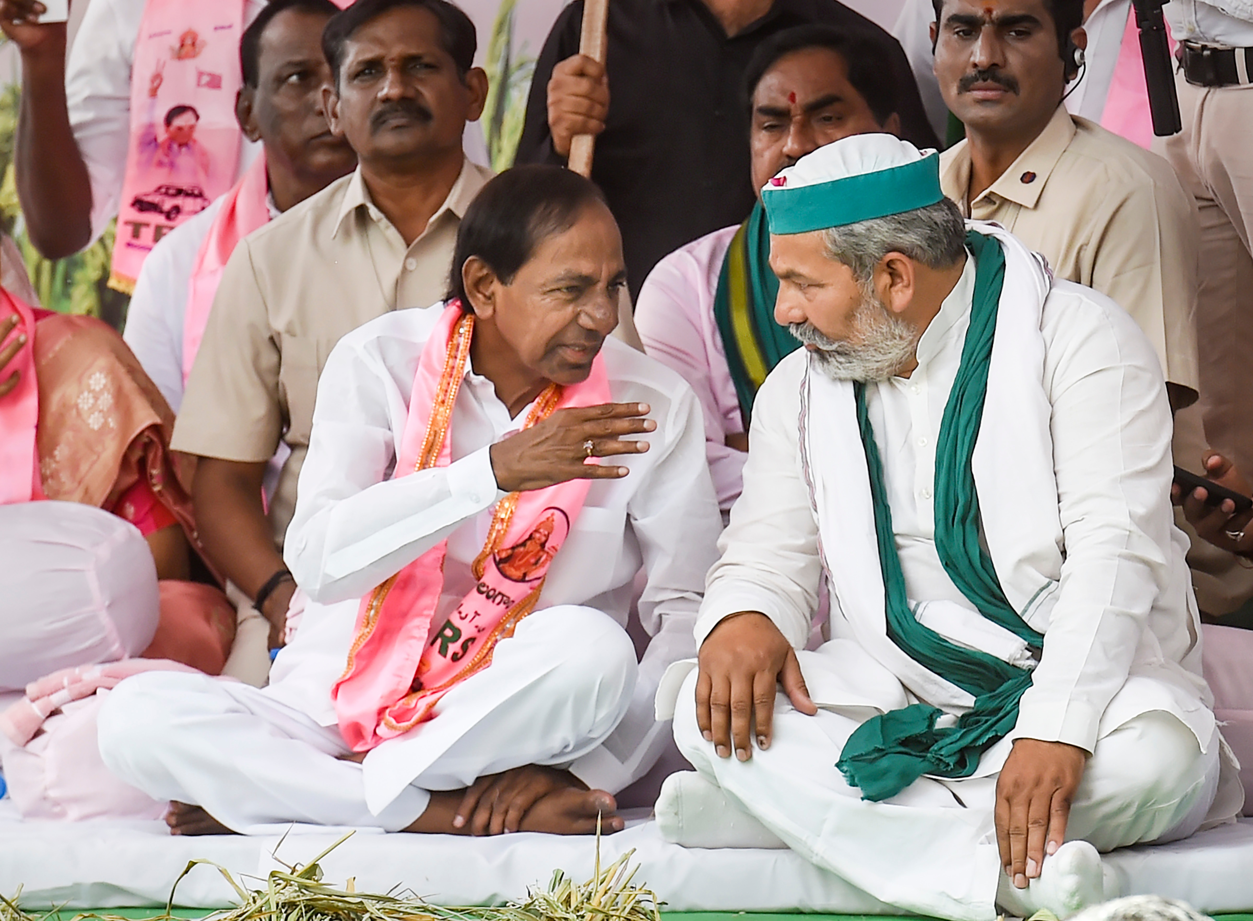 ధర్నా వేదికపై రాకేష్ టికాయత్‌తో మాట్లాడుతున్న ముఖ్యమంత్రి కేసీఆర్