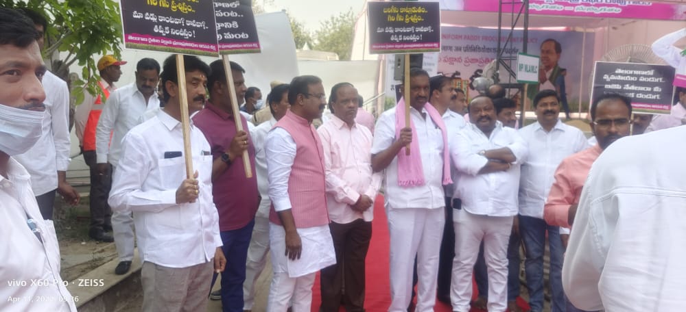 ధర్నా ప్రాంగణంలో మంత్రి గంగుల కమలాకర్, కరీంనగర్ మేయర్ సునీల్ రావు, ఎమ్మెల్సీ పాడి కౌశిక్ రెడ్డి, కొత్తపల్లి మున్సిపల్ ఛైర్మన్ రుద్రరాజు, నాయకులు చల్లా హరిశంకర్, కర్రా శేఖర్, గెల్లు శ్రీనివాస్ యాదవ్ తదితరులు&nbsp;