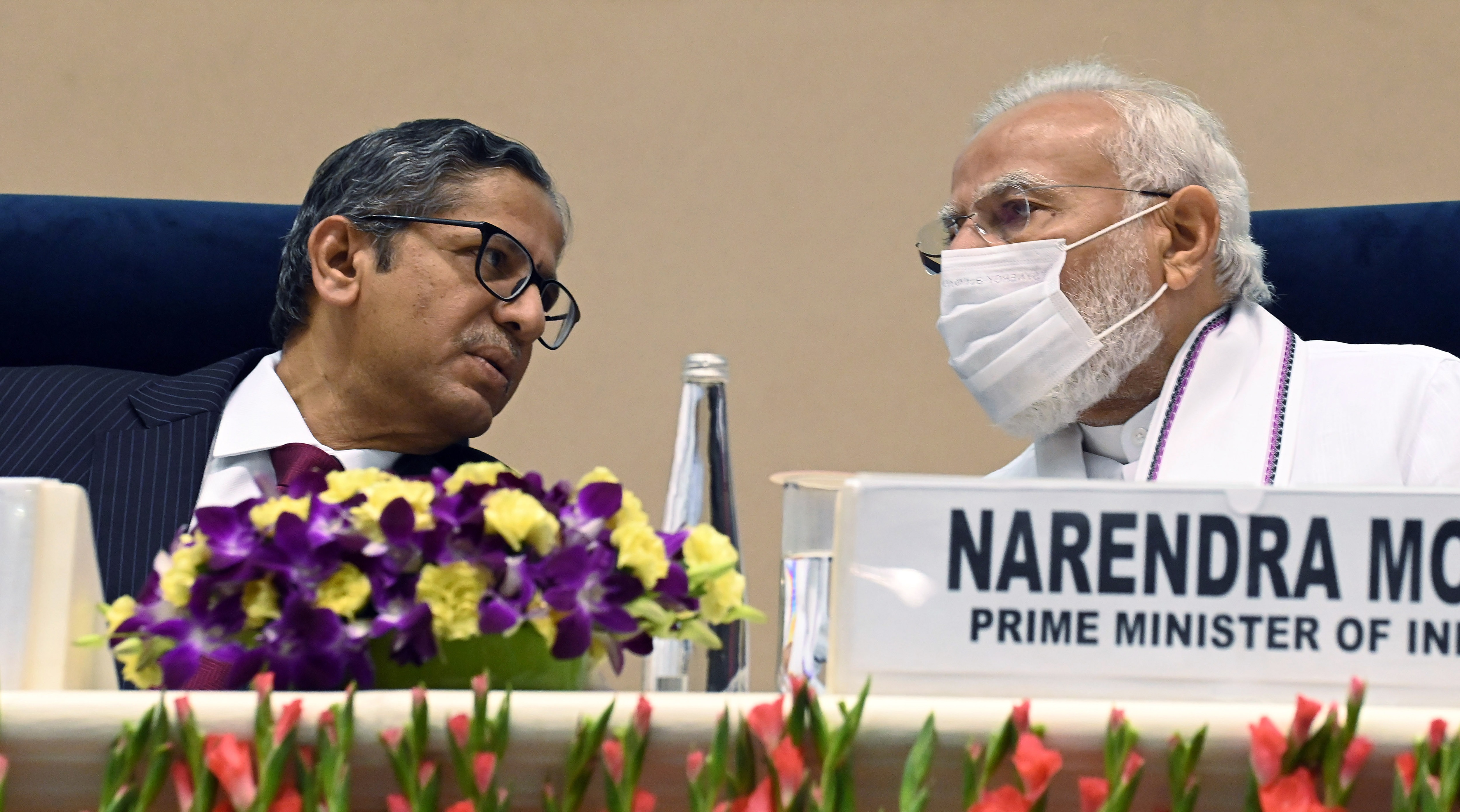 <p>స‌ద‌స్సులో సీజేఐ జ‌స్టిస్ ఎన్వీర‌మ‌ణ‌తో ముచ్చ‌టిస్తున్న ప్ర‌ధాని మోదీ</p>