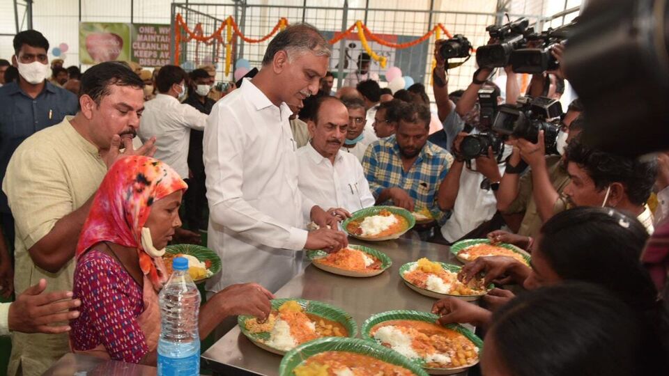 ఉస్మానియా ఆసుపత్రిలో భోజనం చేస్తున్న మంత్రి హరీశ్