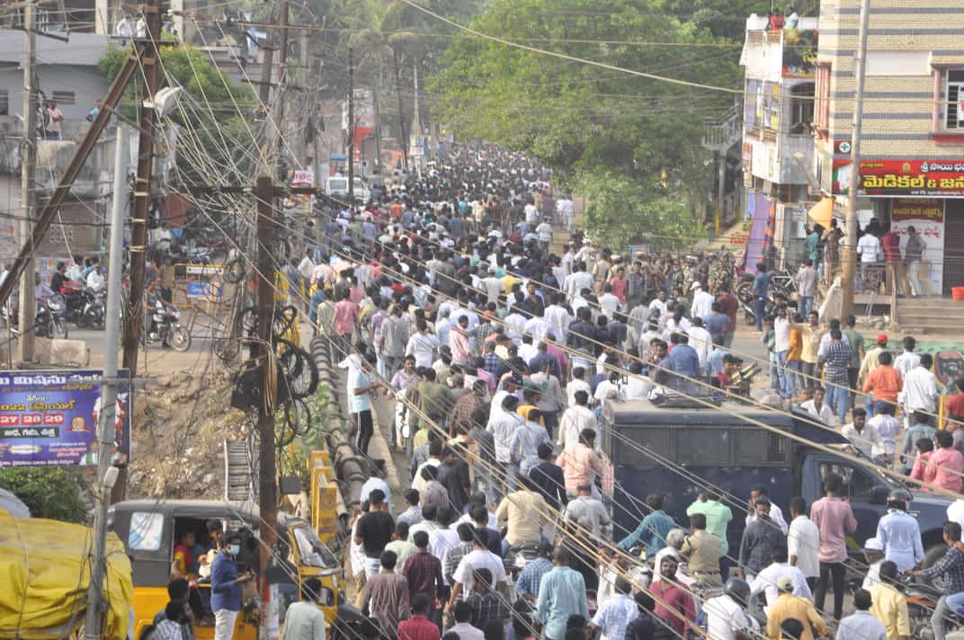 <p>అమలాపురంలో ఆందోళనకారులు</p>