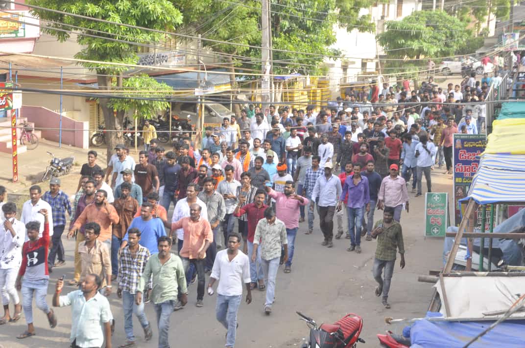 <p>గుంపుగా నడుచుకుంటూ వెళ్తున్న నిరసనకారులు</p>