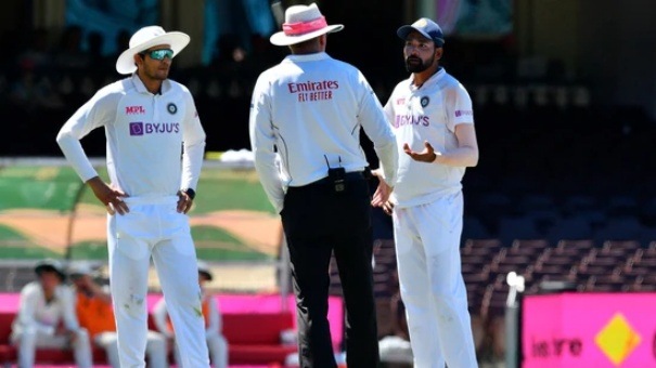 <p>అంపైర్లకు ఫిర్యాదు చేస్తున్న సిరాజ్, రహానే</p>