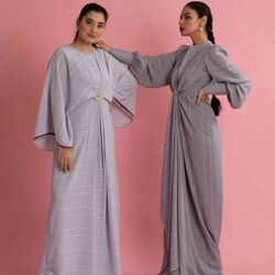 <p>7. Chic Knots and Drapes - ఈ సంవత్సరం డిజైనర్లు కాలర్‌బోన్, పోర్ట్రెయిట్ నెక్లెస్ డిజైన్‌లను దాటేసి మరింత సొగసైన, మరింత అందమైన రూపం ఇచ్చే వివిధ సిల్హౌట్‌లపై నాట్లు , డ్రేప్‌లను తీసుకువచ్చి ఫ్యాషన్ సెన్స్‌లో సరికొత్త సంచలనాన్ని సృష్టించారు.</p>