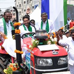 <p>వైయస్సార్‌ యంత్ర సేవా పథకంలో భాగంగా ట్రాక్టర్లు, కంబైన్డ్ హార్వెస్టర్ల పంపిణీ కార్యక్రమం ప్రారంభించి ట్రాక్టర్ నడుపుతున్న ముఖ్యమంత్రి వై.ఎస్.జగన్</p>