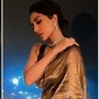 <p>ఫ్యాషన్‌ను అమితంగా ఇష్టపడే ఈ బ్యూటీ.. ఎప్పటికప్పుడు విభిన్న ఫొటోలను సోషల్ మీడియాలో షేర్ చేస్తూ అభిమానులను అలరిస్తుంటుంది. తాజాగా గోల్డ్ సిల్క్ చీరలో, బ్యాక్‌లెస్ బ్లౌజులో ఆకట్టుకుందీ ముద్దుగుమ్మ.</p>