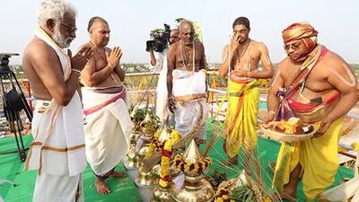 <p>అమరావతిలో శ్రీవారి ఆలయానికి సంప్రోక్షణ నిర్వహిస్తున్న వేదపండితులు</p>