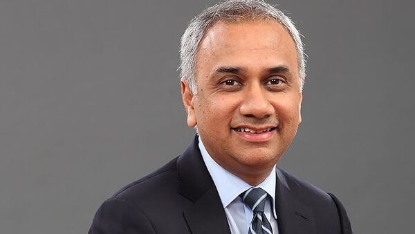 Infosys CEO Salil S పరేఖ్ ఐఐటీ బాంబే నుంచి ఏరోనాటికల్ ఇంజినీరింగ్‌లో ఉత్తీర్ణత సాధించారు. కార్నెల్ విశ్వవిద్యాలయం నుండి కంప్యూటర్ సైన్స్, మెకానికల్ ఇంజనీరింగ్‌లో మాస్టర్ ఆఫ్ ఇంజనీరింగ్ డిగ్రీ పట్టను పొందారు. ఆయన వార్పిక వేతనం రూ.49.68 కోట్లు.