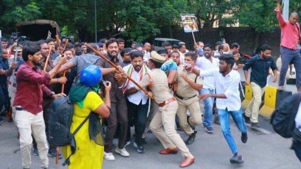 రేవంత్ రెడ్డిని అడ్డుకుంటున్న పోలీసులు