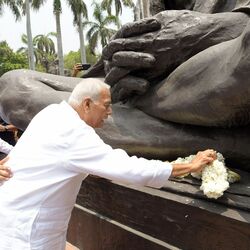 <p>పార్లమెంట్​లోని గాంధీ విగ్రహానికి యశ్వంత్​ సిన్హా నివాళి</p>
