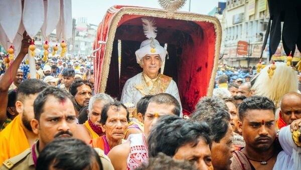 జ‌గ‌న్నాథుడి ప్ర‌త్యేక పూజ‌లో పాల్గొనేందుకు వ‌స్తున్న గ‌జ‌ప‌తి మ‌హారాజ దివ్య‌సింఘ దేవ 4