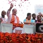 <p>నడ్డా ర్యాలీ సాగుతున్న మార్గంలో కేసీఆర్ కటౌట్</p>