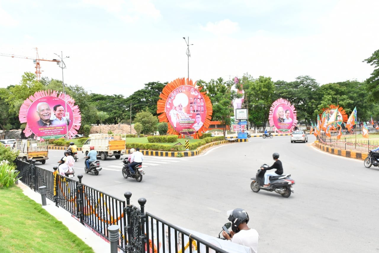 హైదరాబాద్‌ కూడళ్లలో యశ్వంత్ సిన్హాకు స్వాగత ఏర్పాట్లు