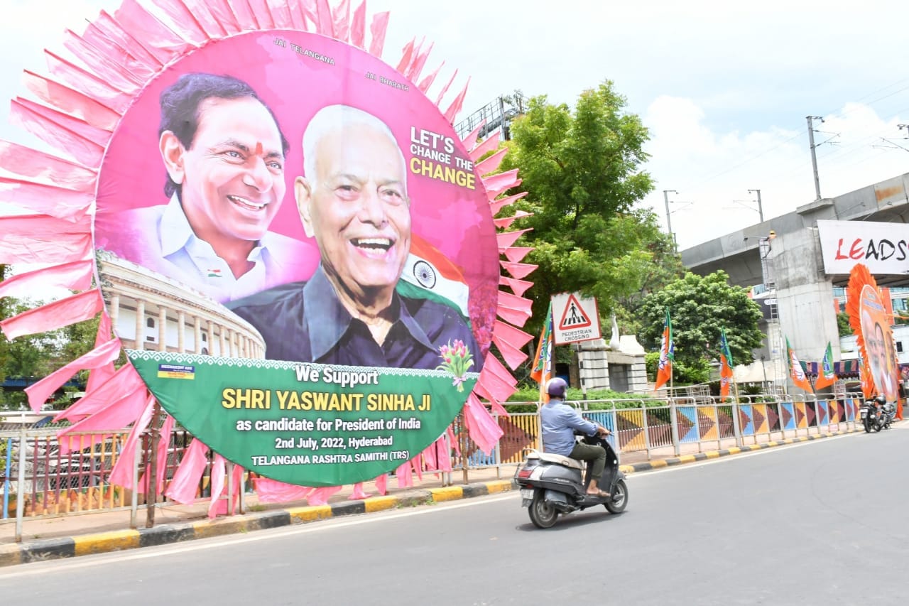 యశ్వంత్‌కు మద్దతు తెలుపుతూ ఏర్పాటు చేసిన ప్రకటనలు