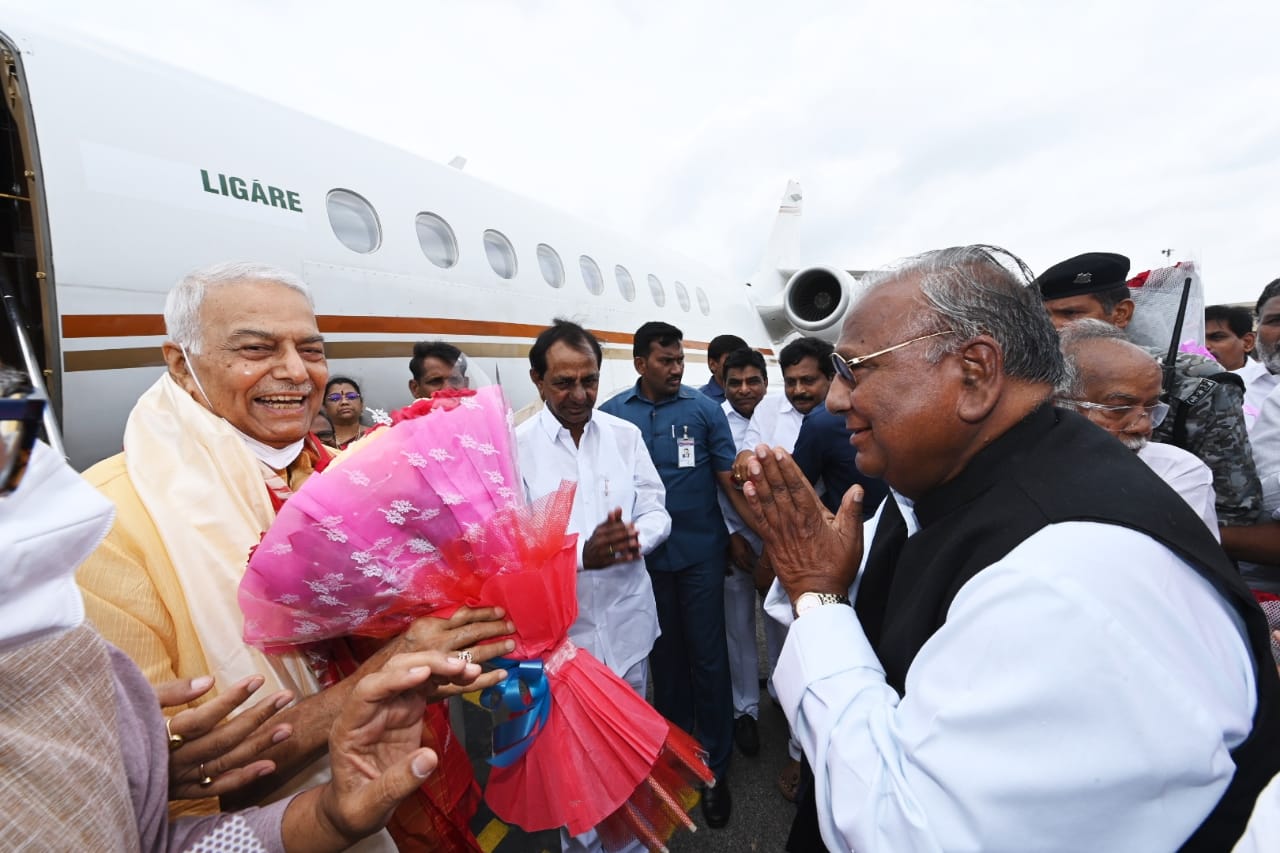 యశ్వంత్ సిన్హాకు స్వాగతం పలుకుతున్న కాంగ్రెస్ నేత విహెచ్