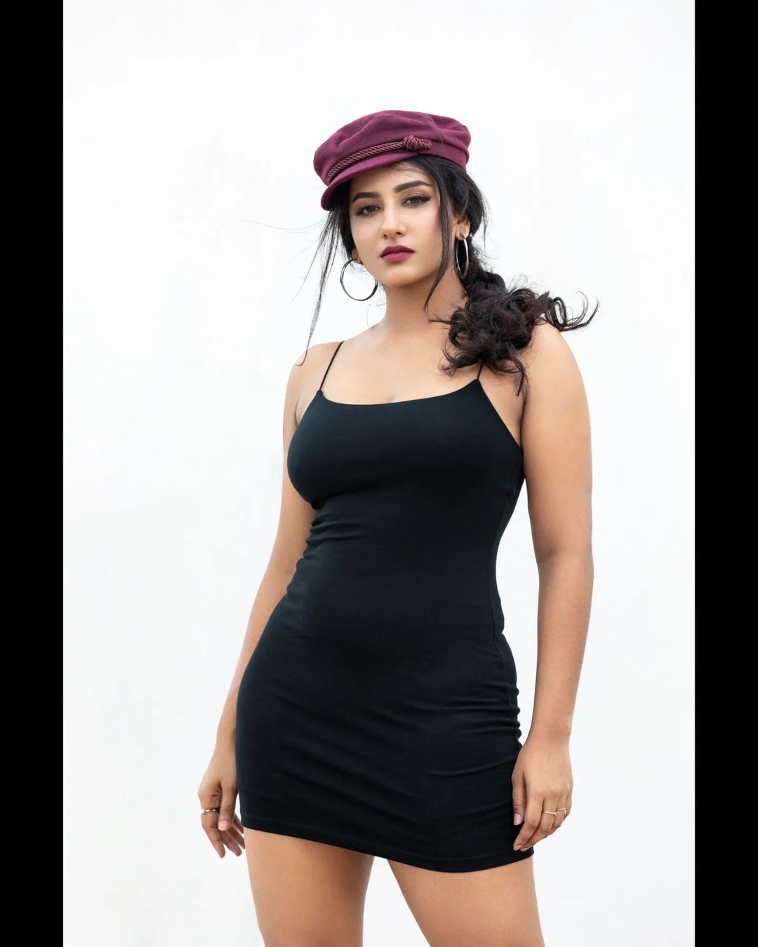 ఆదివారం ఇన్‌స్టాగ్రామ్ లో పోస్ట్ చేసిన ఫొటోల్లో బ్లాక్ క‌ల‌ర్ స్పోర్ట్స్ వేర్‌,&nbsp;కాప్ ధ‌రించి ట్రెండీ లుక్ లో అందాల‌ను ఆర‌బోసింది.&nbsp;