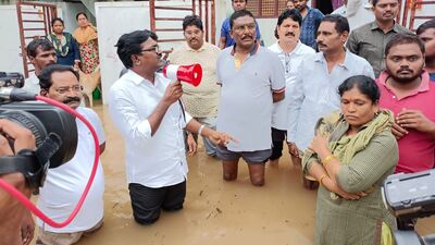 వరద ముంపు ప్రమాదం ఉన్న ప్రాంతాల్లో రవాణా శాఖ మంత్రి పువ్వాడ అజయ్ కుమార్ తెల్లవారు ఘామునుండే విస్తృతంగా పర్యటించి లోతట్టు ప్రాంతాల ప్రజలను కలిసి తక్షణమే ఖాళీ చేసి పునరావాస కేంద్రాలకు వెళ్ళాలని సూచించారు.