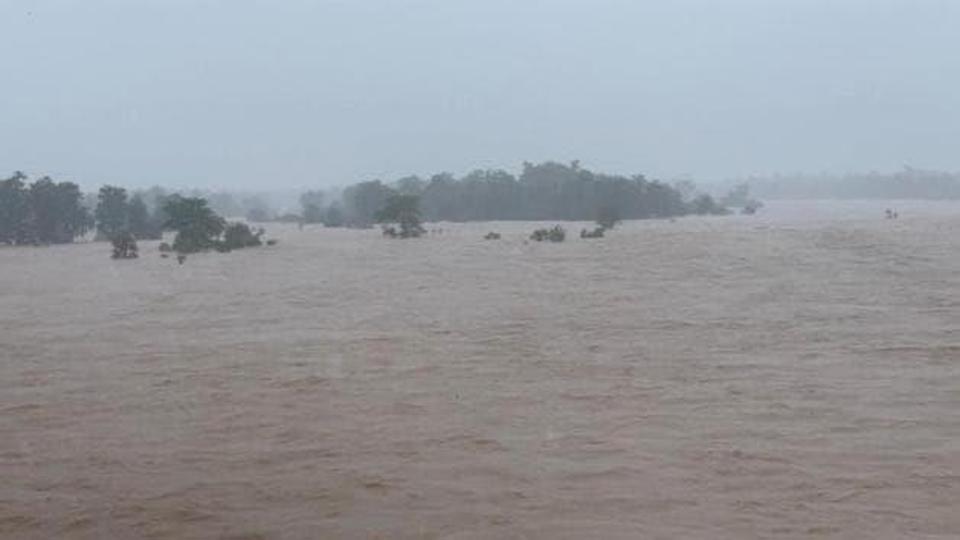 साबरी आणि गोदावरी या नद्यांमुळे छत्तीसगडकडे जाणारा राष्ट्रीय महामार्ग-30 पूर्णपणे पाण्याखाली गेला आहे. साबरी आणि गोदावरी या नद्यांमुळे छत्तीसगडकडे जाणारा राष्ट्रीय महामार्ग-30 पूर्णपणे पाण्याखाली गेला आहे.