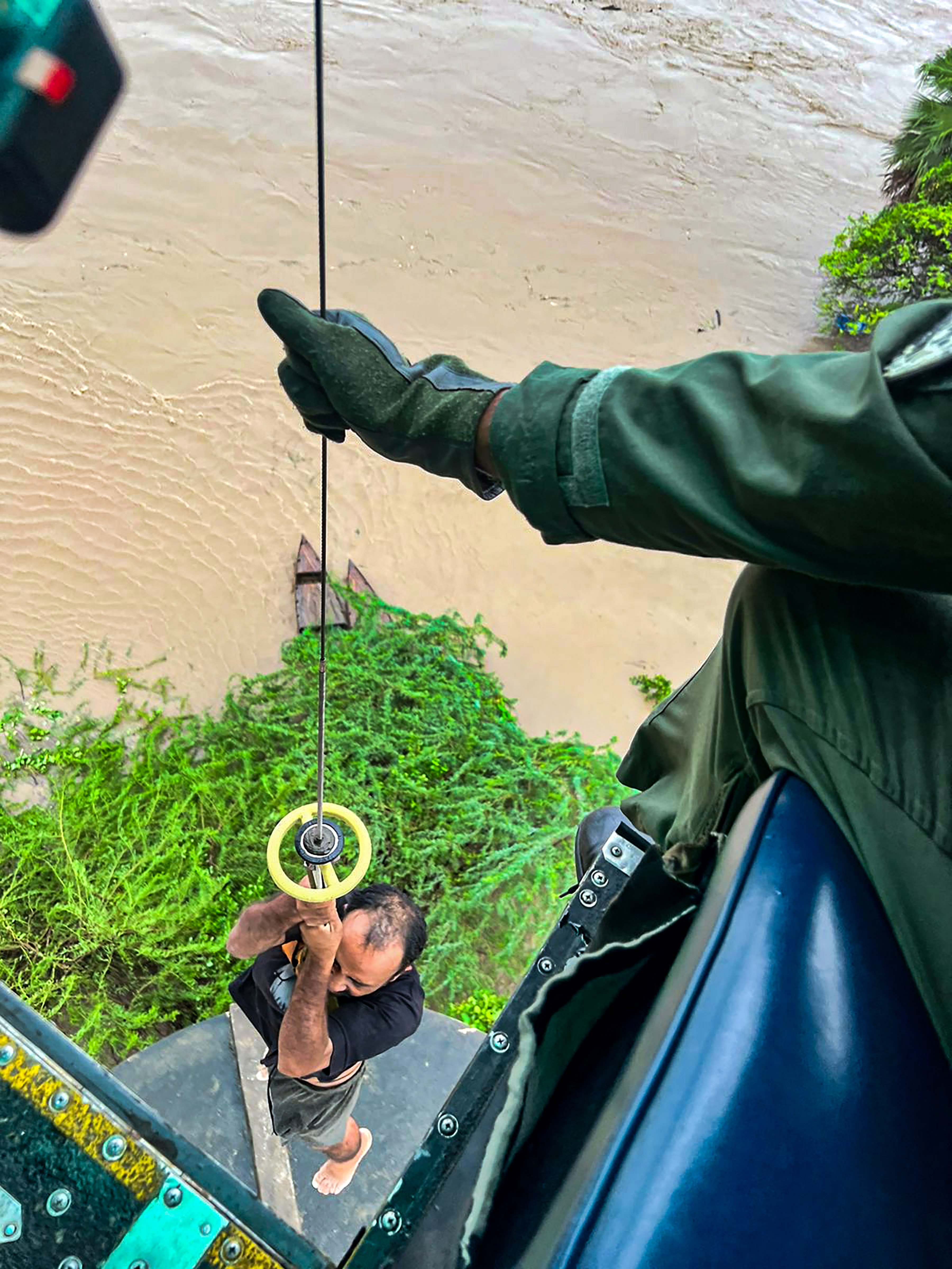 मंचिरियाला येथील गोदावरी पुरामुळे टाकीत अडकलेल्या दोघांना भारतीय हवाई दलाने बाहेर काढले. मंचिरियाला येथील गोदावरी पुरामुळे टाकीत अडकलेल्या दोघांना भारतीय हवाई दलाने बाहेर काढले.