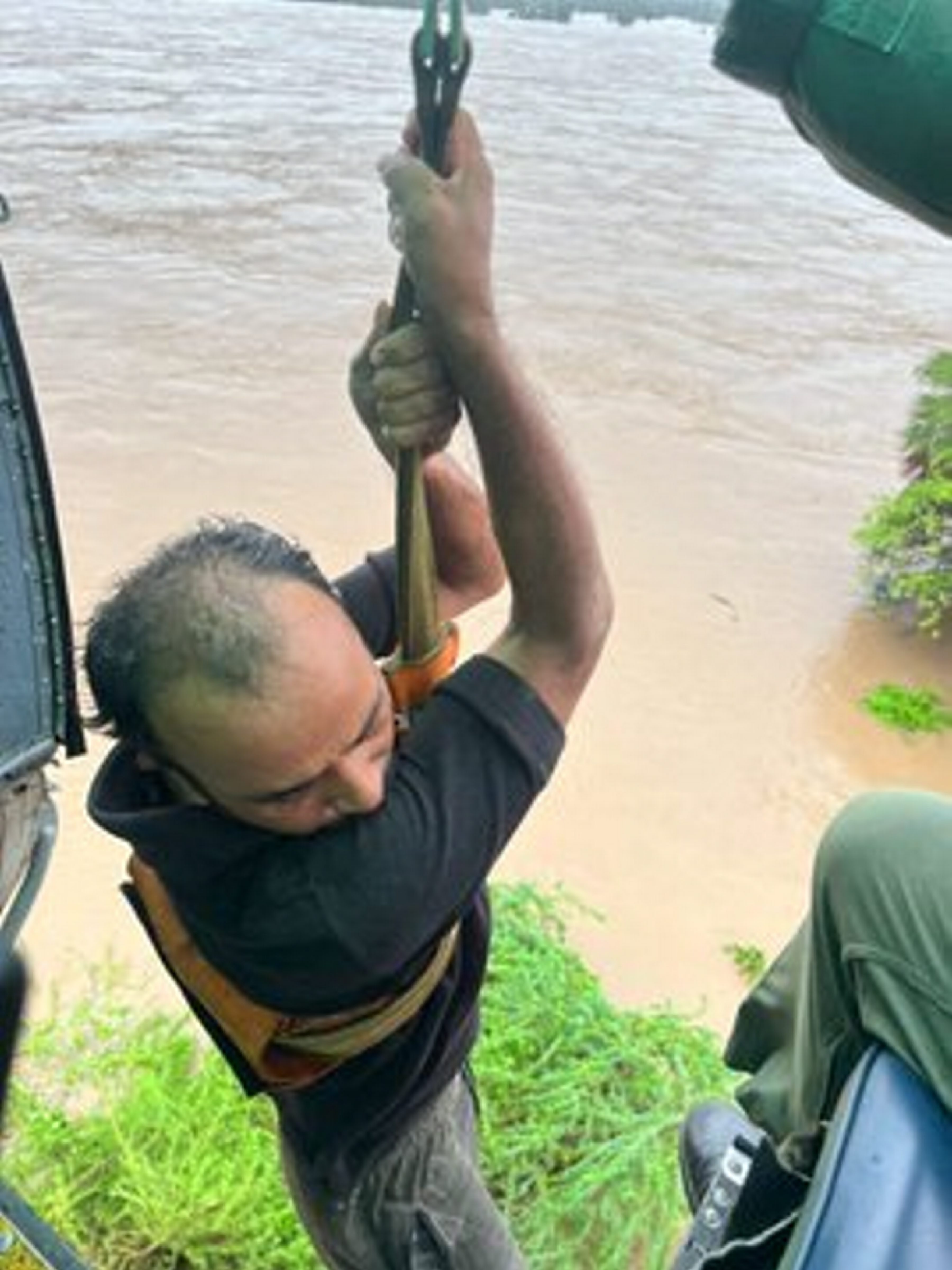 मंचिरियाला येथील गोदावरी पुरामुळे टाकीत अडकलेल्या दोघांना भारतीय हवाई दलाने बाहेर काढले. मंचिरियाला येथील गोदावरी पुरामुळे टाकीत अडकलेल्या दोघांना भारतीय हवाई दलाने बाहेर काढले.