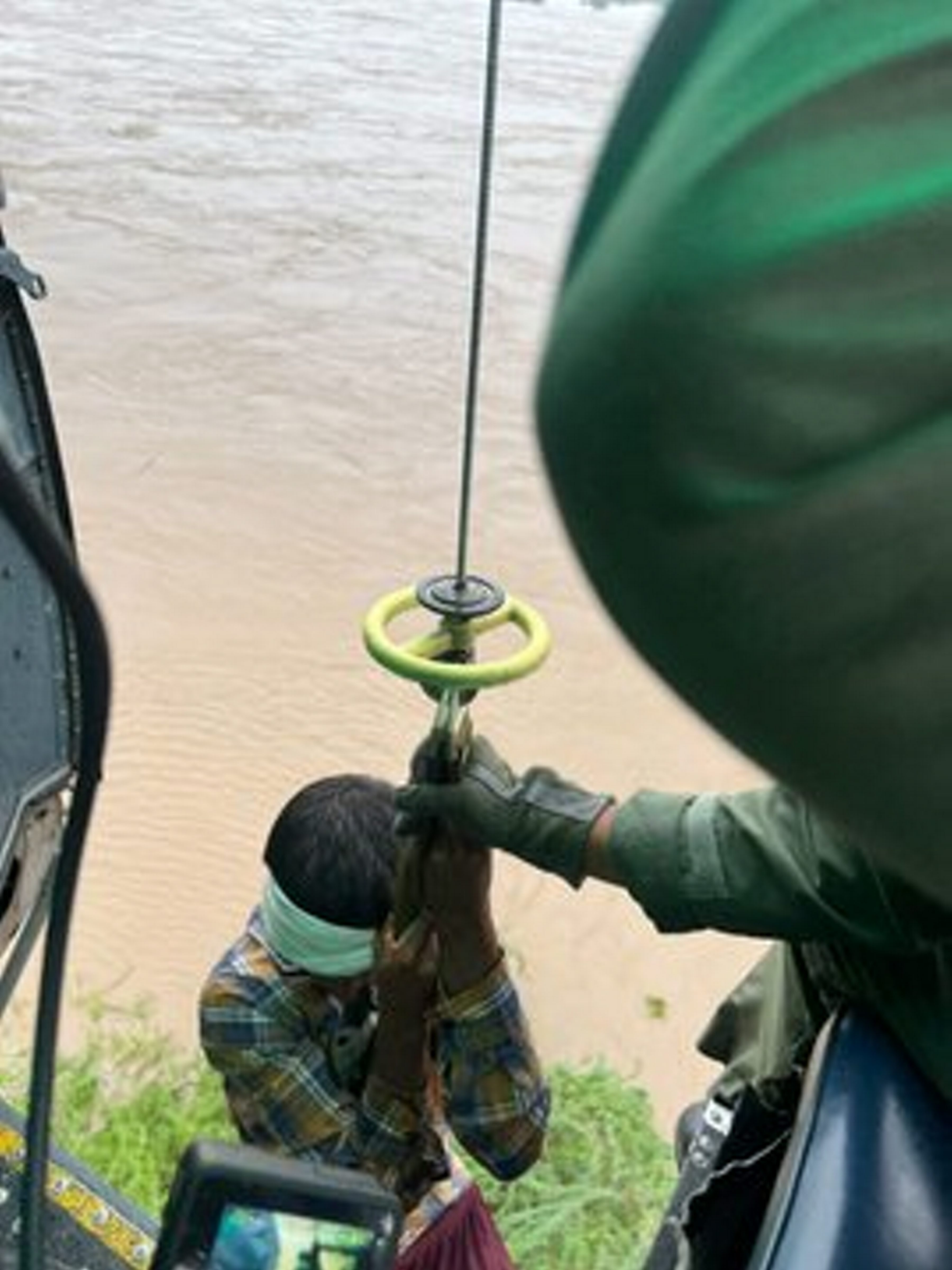 मंचिरियाला येथील गोदावरी पुरामुळे टाकीत अडकलेल्या दोघांना भारतीय हवाई दलाने बाहेर काढले. मंचिरियाला येथील गोदावरी पुरामुळे टाकीत अडकलेल्या दोघांना भारतीय हवाई दलाने बाहेर काढले.