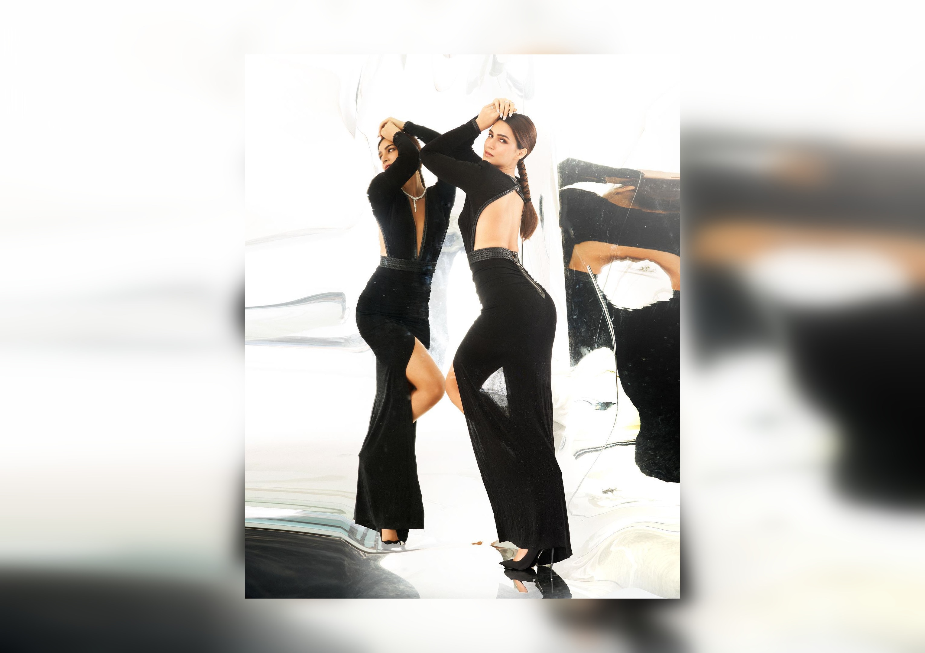 కృతి సనన్ బ్యాక్ చూపిస్తూ.. మిర్రర్డ్ బ్యాక్డ్రాప్తో ఫోటోలకు ఫోజులిచ్చింది. కృతి సనన్ బ్యాక్ చూపిస్తూ.. మిర్రర్డ్ బ్యాక్డ్రాప్తో ఫోటోలకు ఫోజులిచ్చింది.